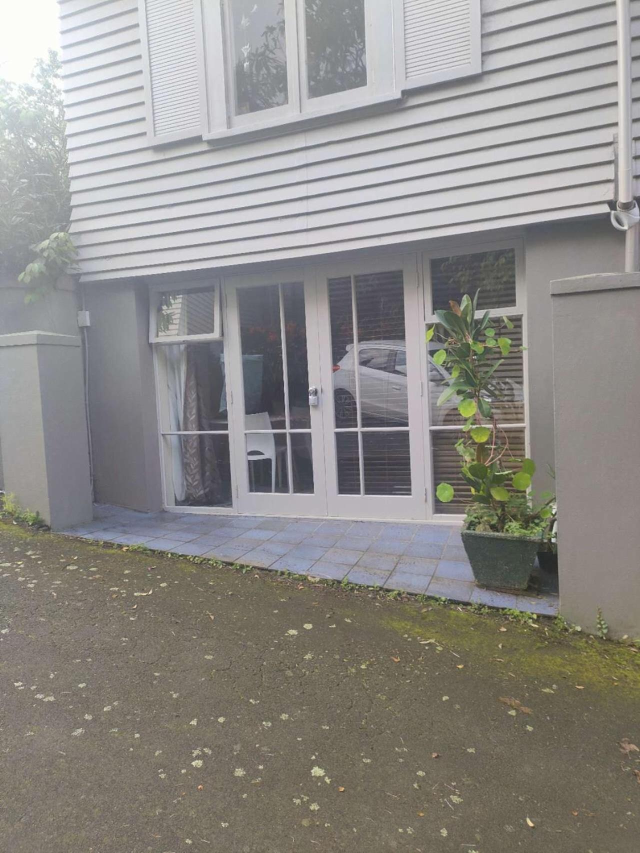 1 Queen Bed And 1 Sofa Bed, Studio B, 25 Glenfell Place, Epsom, Auckland Hotel Exterior photo